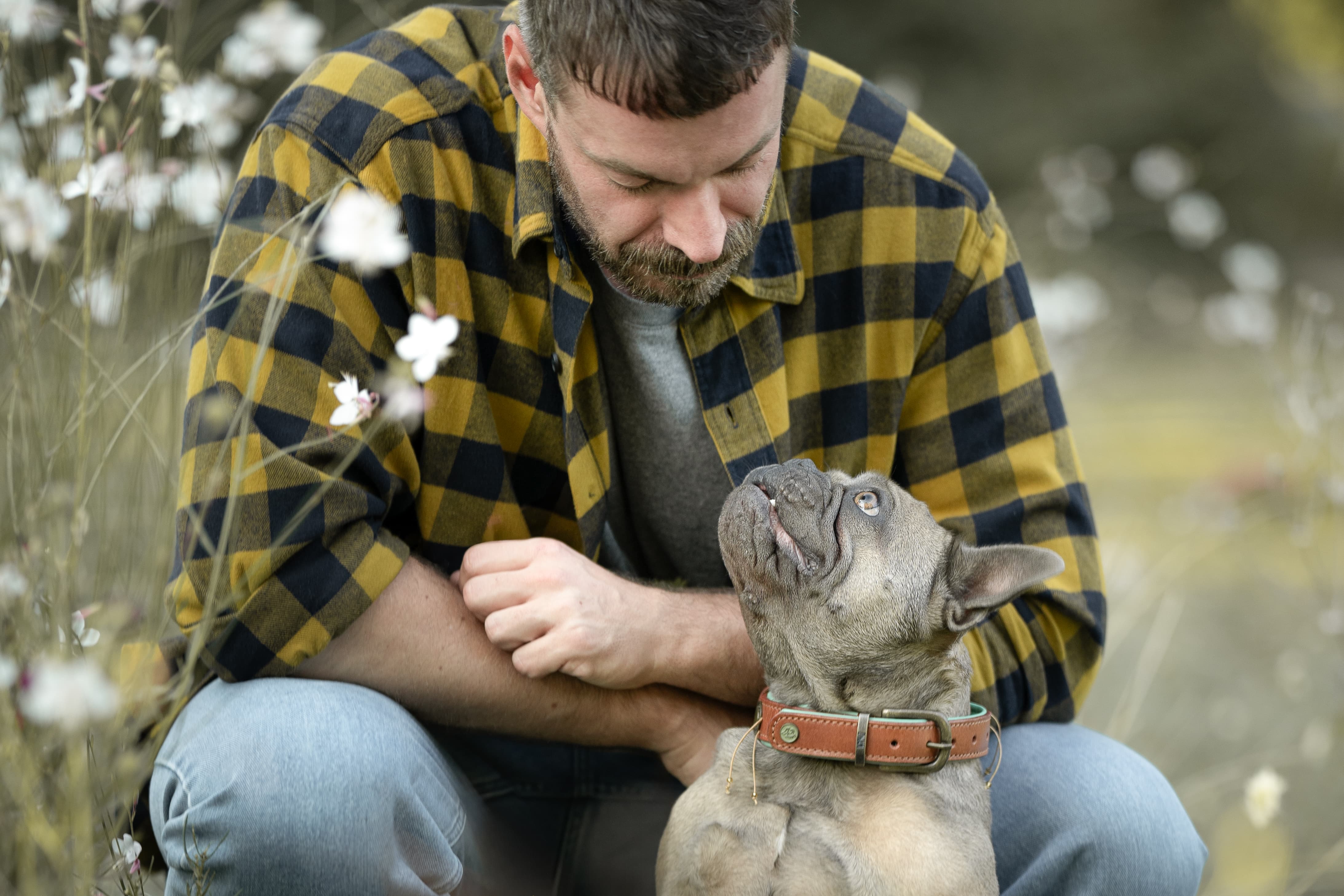 Bo und sein Papa in einem stillen Moment zwischen Blüten