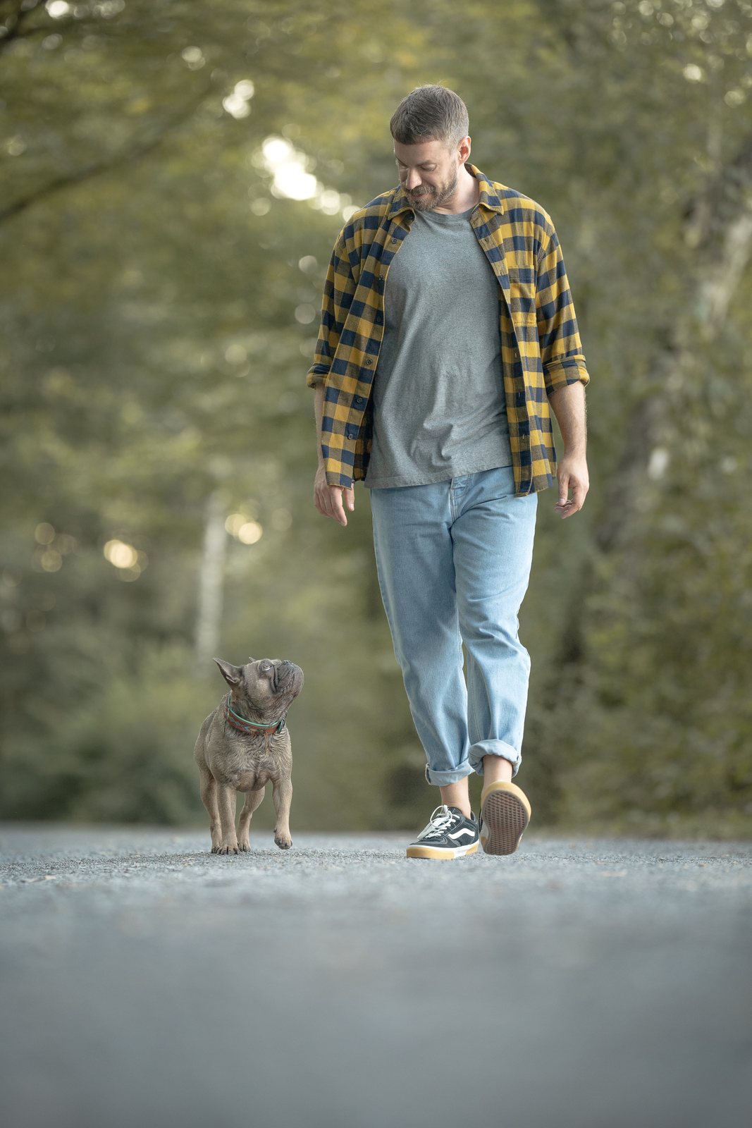 Bo schaut beim Spaziergang im Wald zu seinem Papa auf