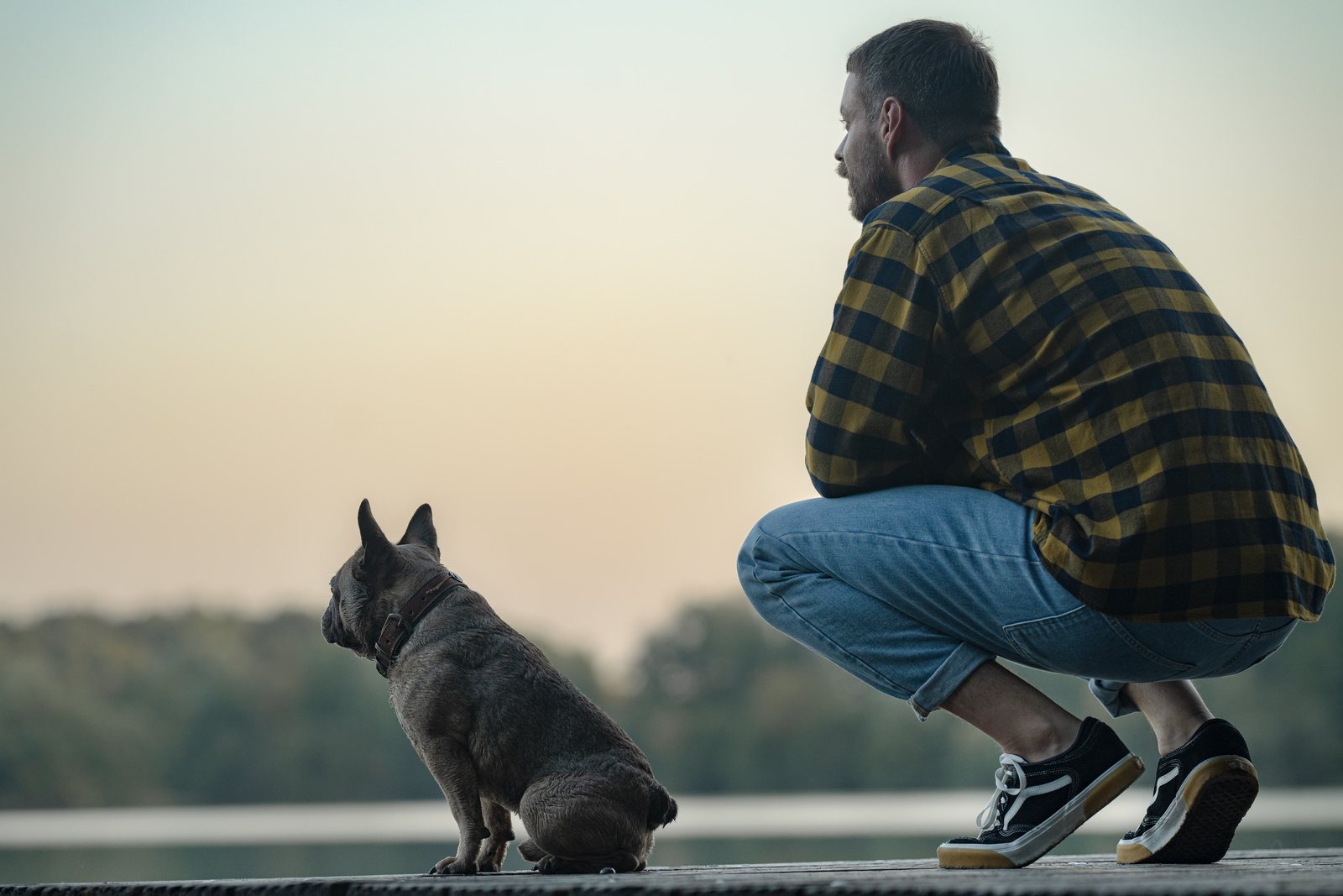 Bo und sein Papa blicken gemeinsam über den See in den Abend